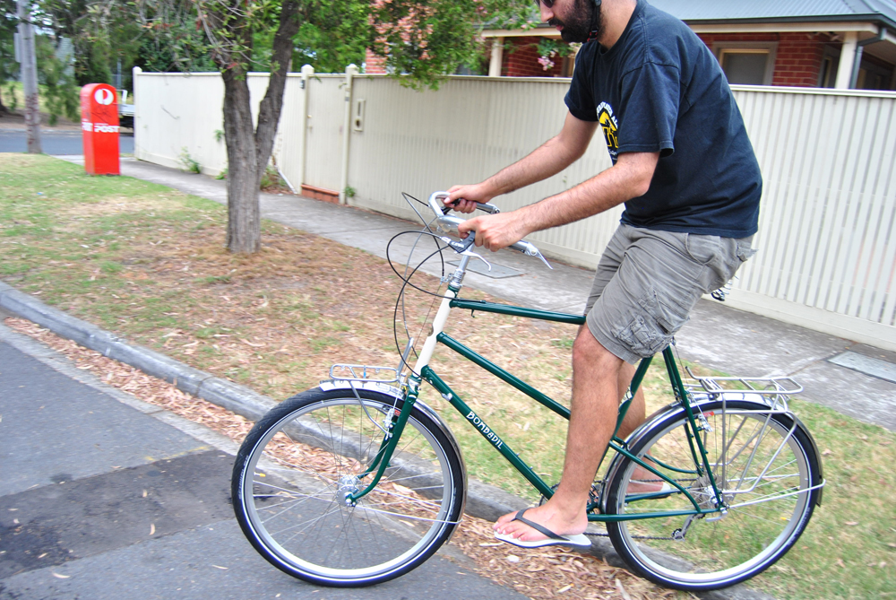 Hombre ajustando su bicicleta