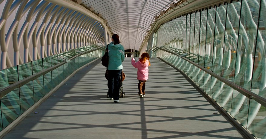 Madre e hija cruzando un puente