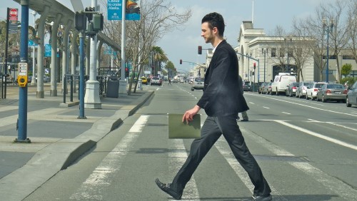 Hombre cruzando una calle